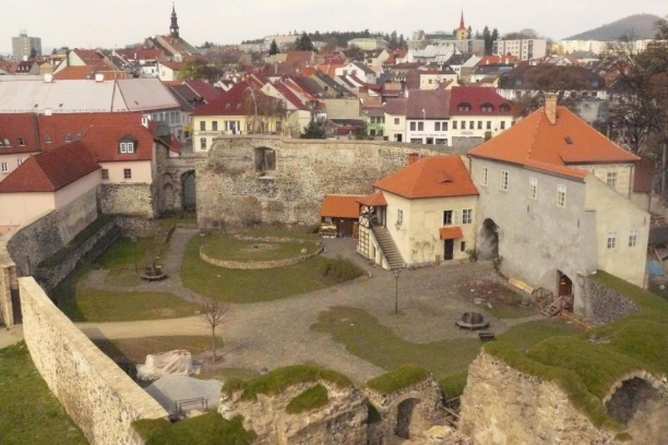 TYJÁTR NA HRADĚ 